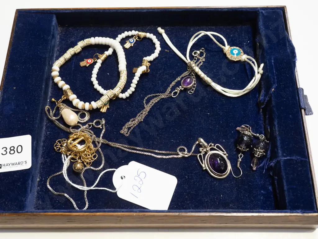 tray of costume jewellery Image 1++