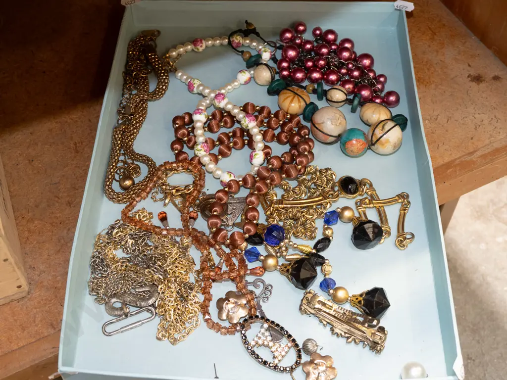 tray of costume jewellery Image 1++