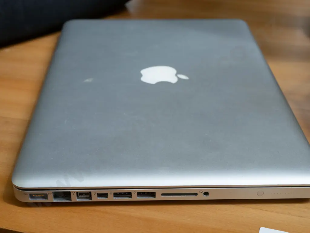 Apple Macbook Pro Model A1278 - with carry case. Password in office. Image 1++