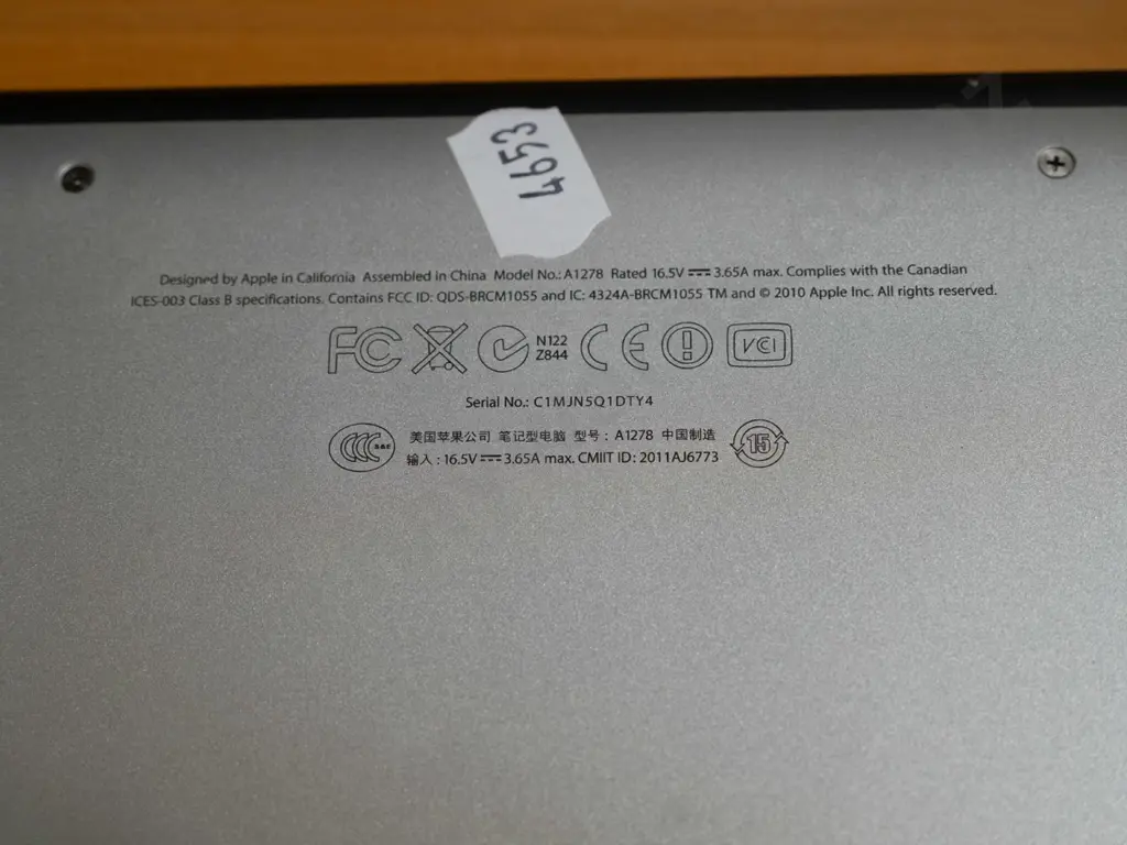 Apple Macbook Pro Model A1278 - with carry case. Password in office. Image 1++