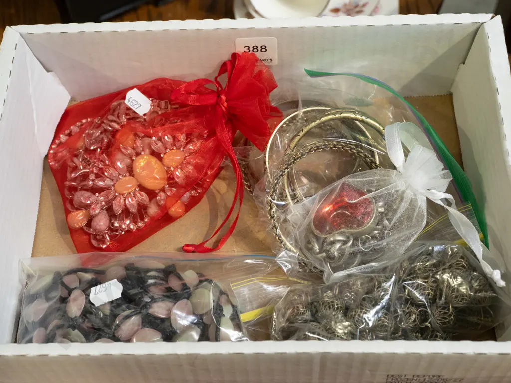 tray of costume jewellery Image 1++
