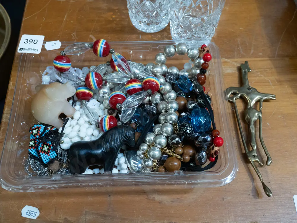 tray of costume jewellery Image 1++