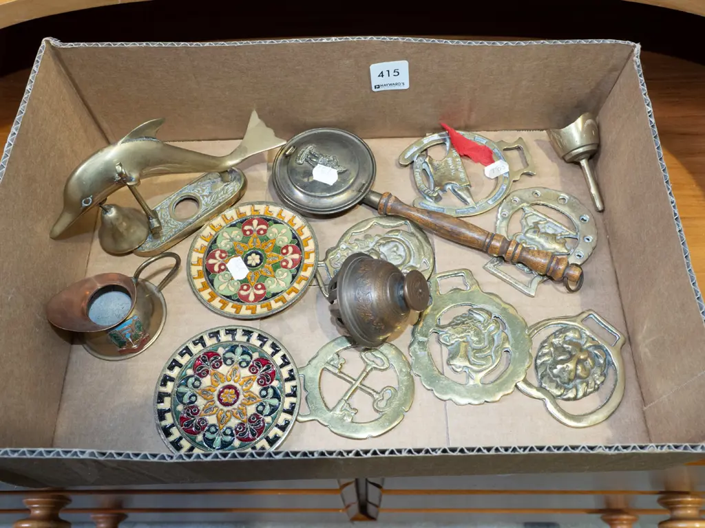 box; brass ware, dolphin, bells, horse brasses etc Image 1++