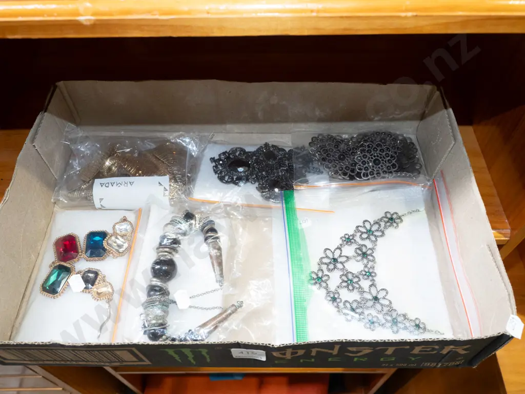 box of costume jewellery necklaces Image 1++