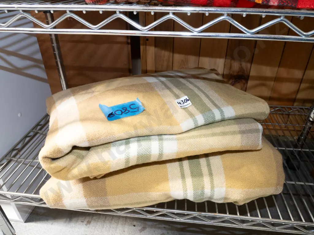 2x checked woollen blankets Image 1++