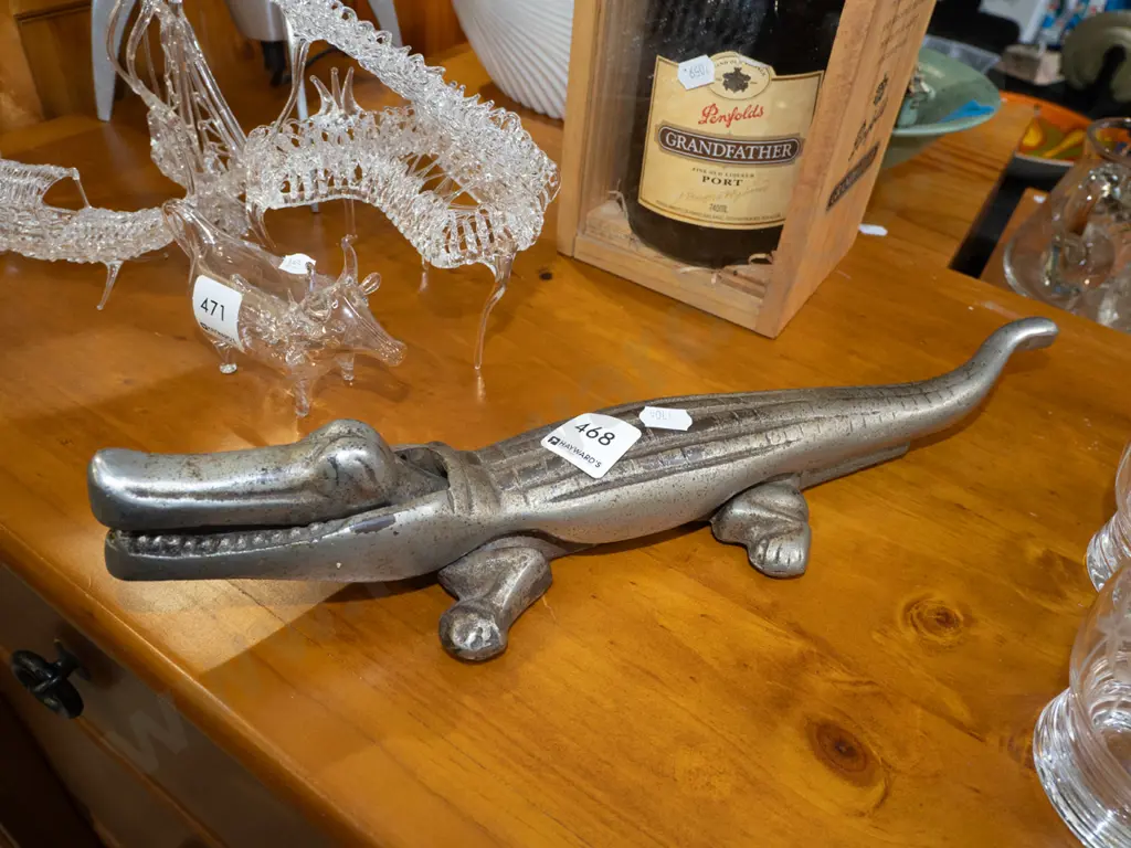 alligator nut cracker - some tarnishing L370 Image 1++