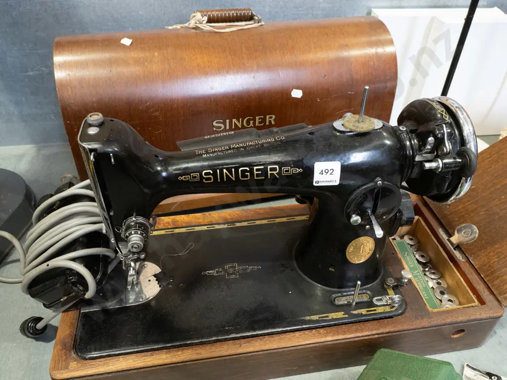 vintage Singer sewing machine - table top, with button holers Image 1++
