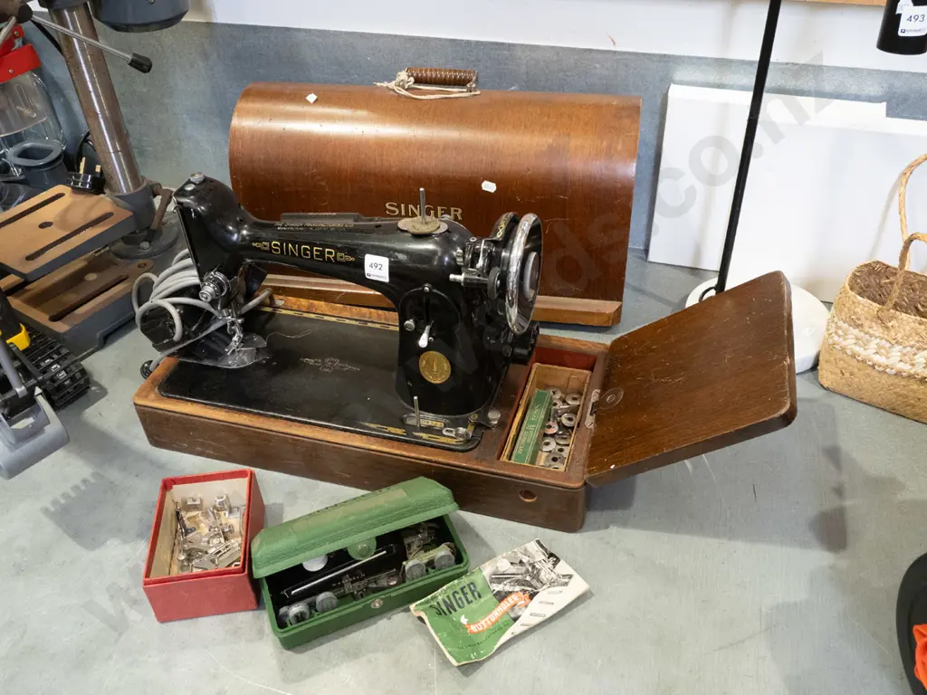 vintage Singer sewing machine - table top, with button holers Image 1++