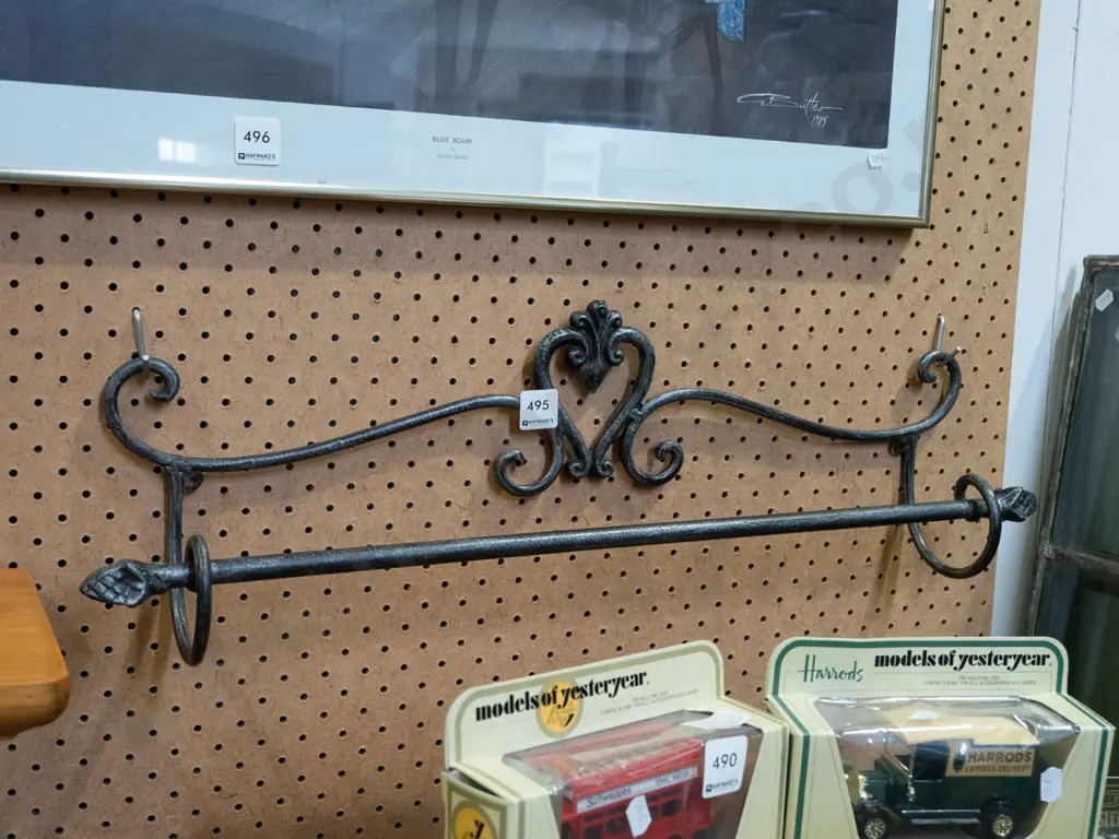 wall mounted wrought metal towel rail W620 Image 1++