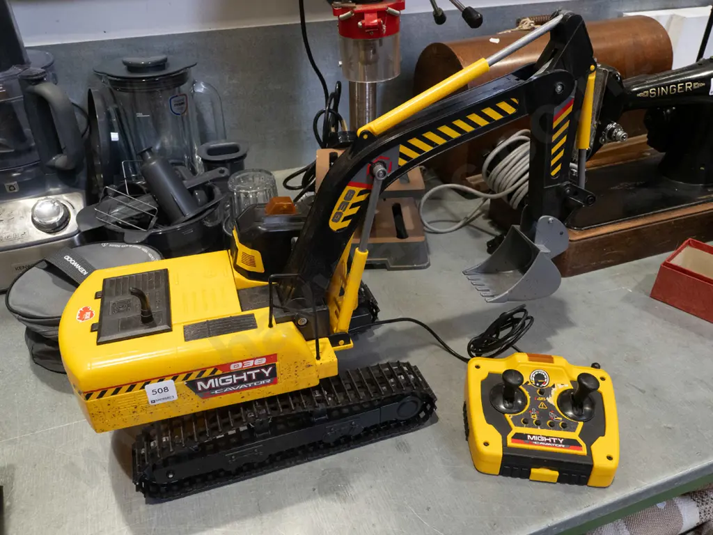 plastic toy digger Image 1++