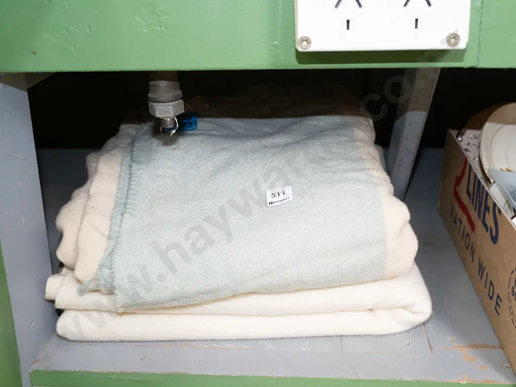 2x woollen blankets Image 1++