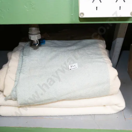 2x woollen blankets