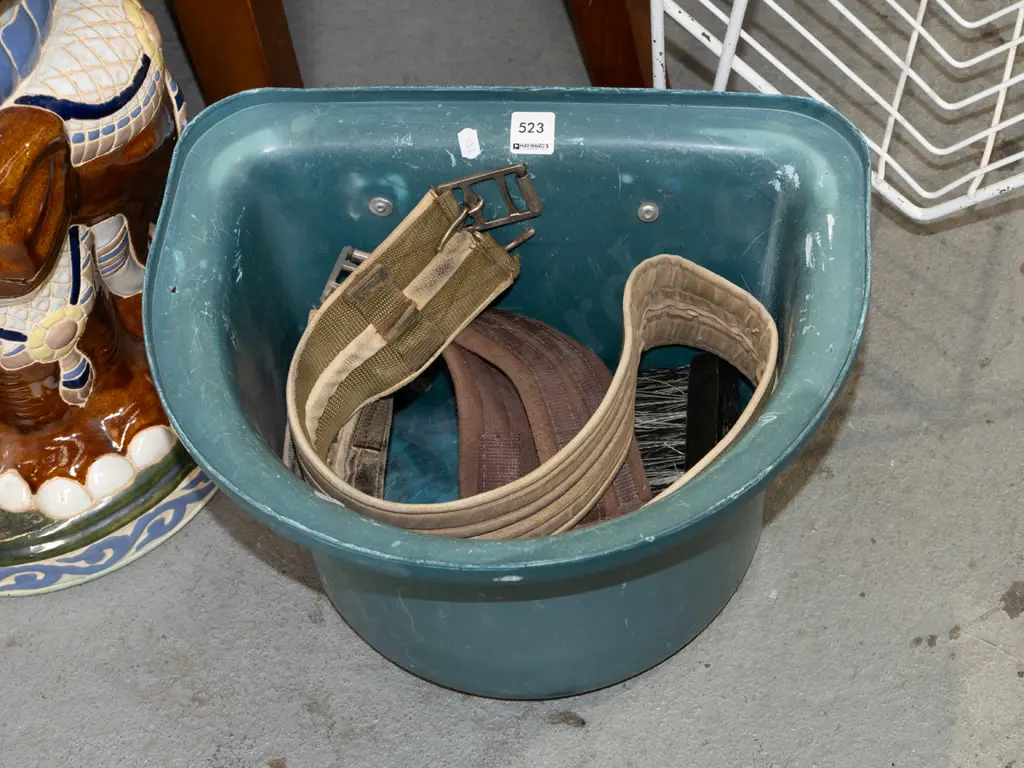 plastic hanging feeding trough, horse tack Image 1++