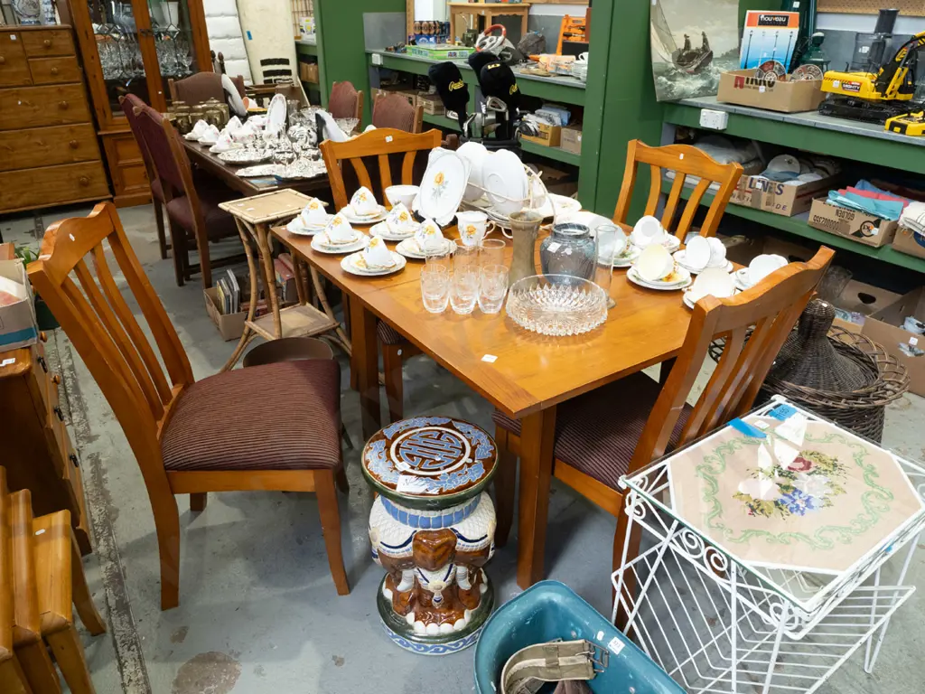 solid pine extending dining table with 4 matching chairs H740 W1190 W920 Image 1++