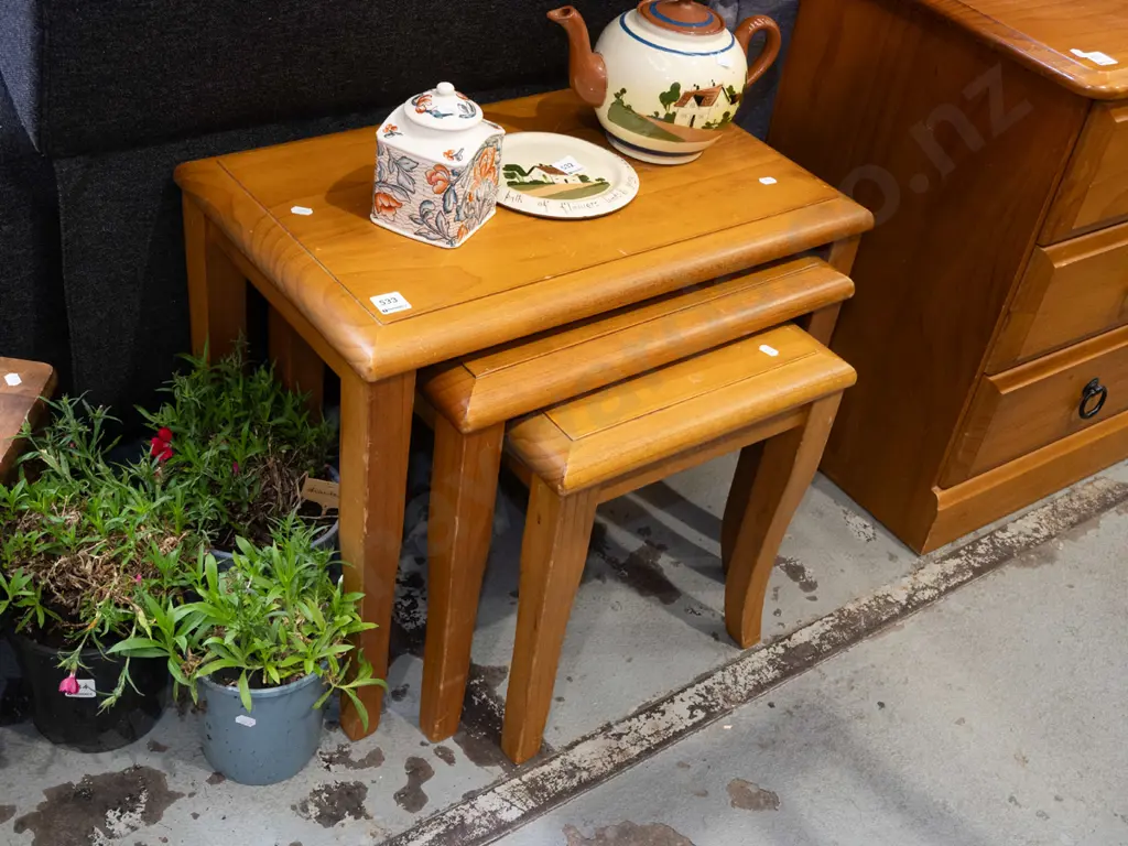 solid pine nest of 3 tables Image 1++