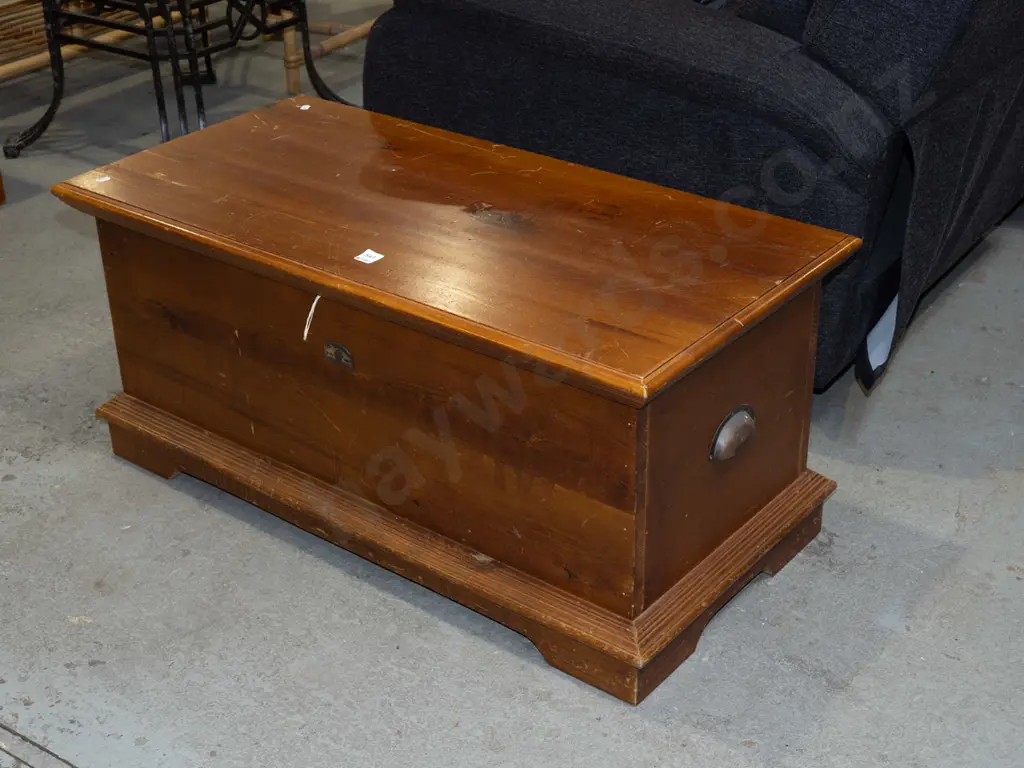 heavy solid wood blanket box Image 1++