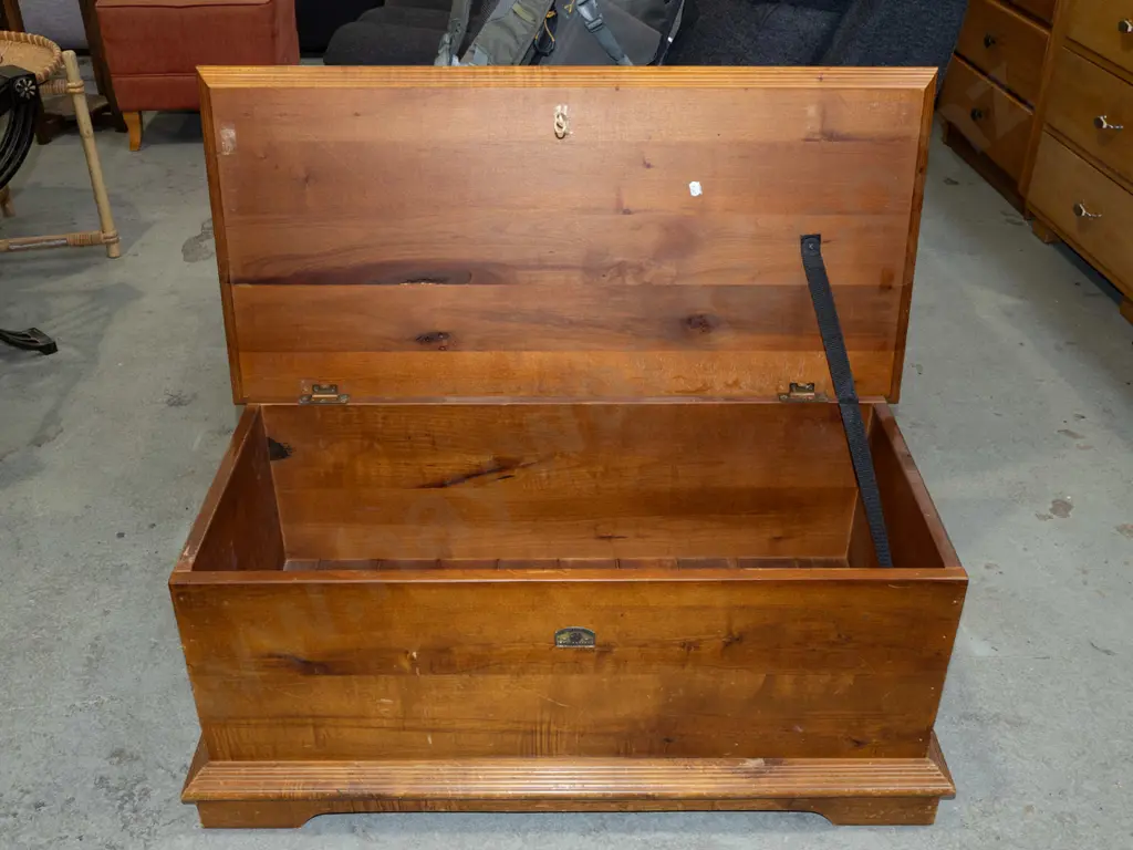 heavy solid wood blanket box Image 1++
