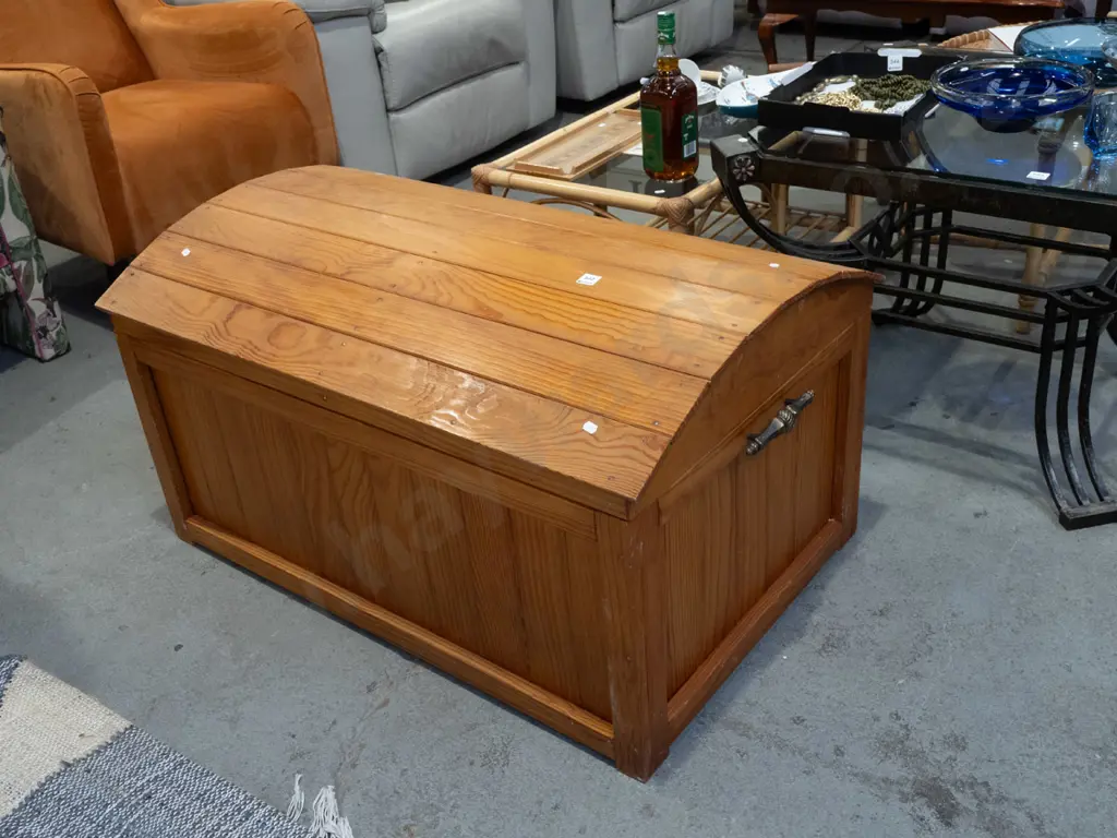 solid pine barrel top blanket box Image 1++
