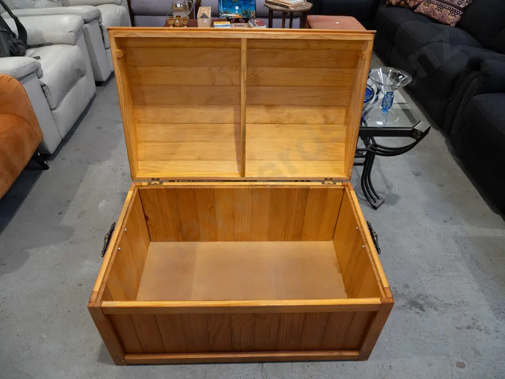 solid pine barrel top blanket box Image 1++