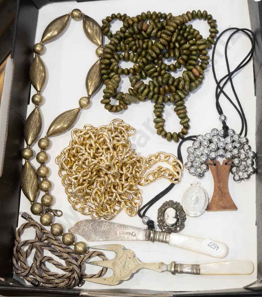 tray of costume jewellery Image 1++