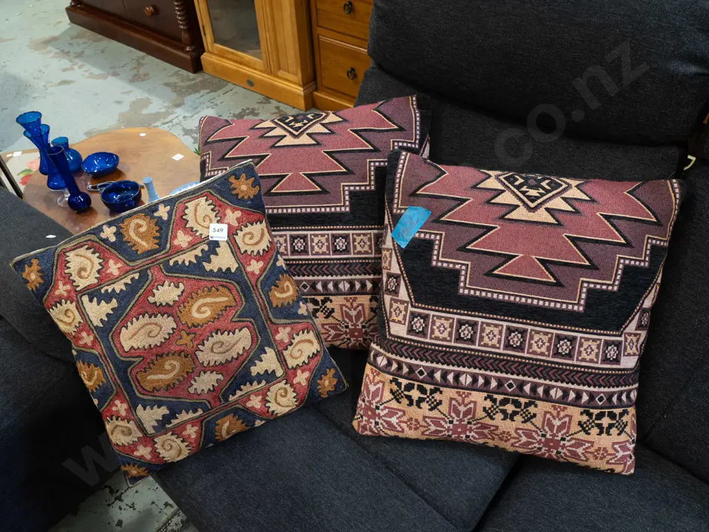 3x cushions Image 1++