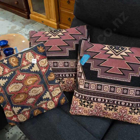 3x cushions