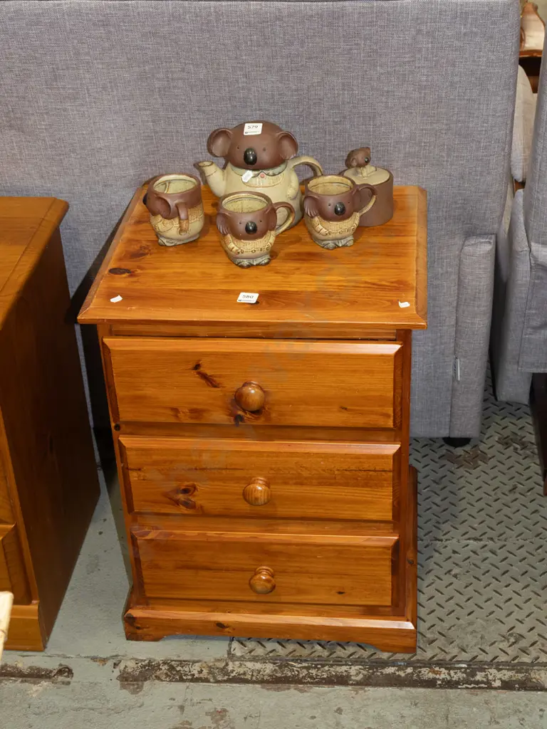 3 drawer bedside cabinet Image 1++