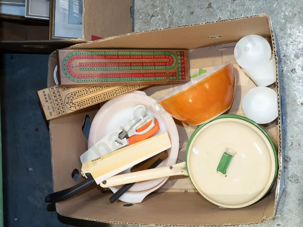box; Judgeware enamel pot, pyrex bowls, cribbage scorer etc Image 1++