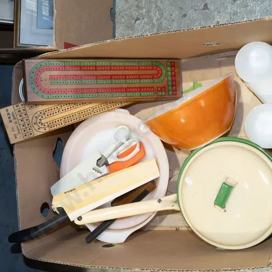 box; Judgeware enamel pot, pyrex bowls, cribbage scorer etc