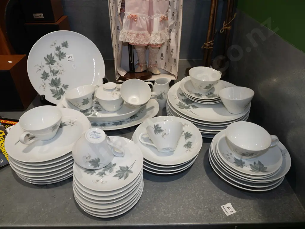Noritake Ivy dinner items; plates, bowls etc Image 1++