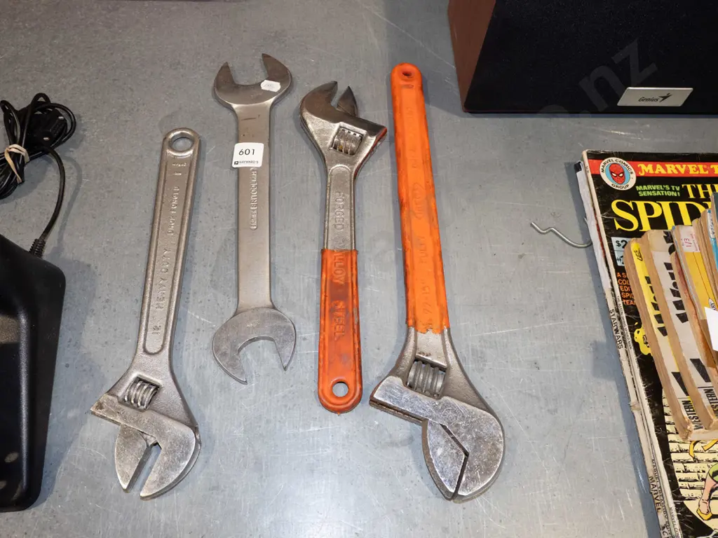 spanners, crescents Image 1++