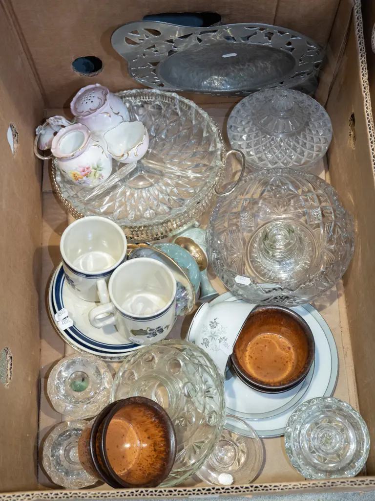 box; glass bowls, cups, saucers etc Image 1++
