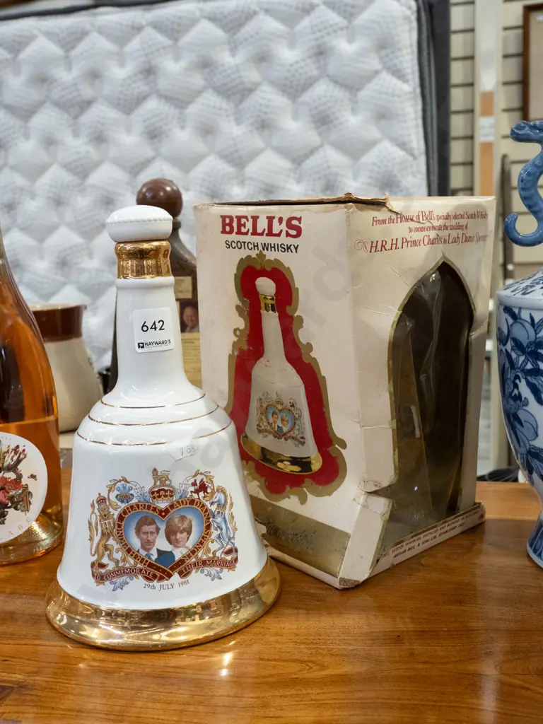 Charles and Diana Bells Whisky decanter - heavy Image 1++