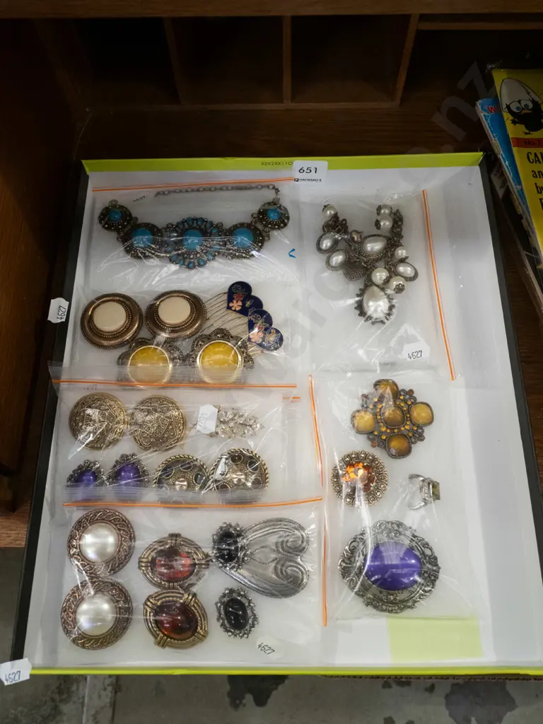 tray of costume jewellery Image 1++