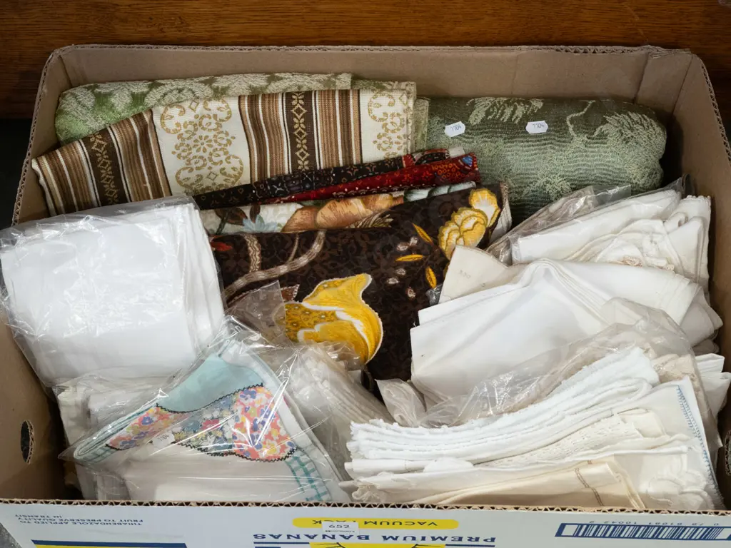 box; fabric pieces, placemats etc Image 1++