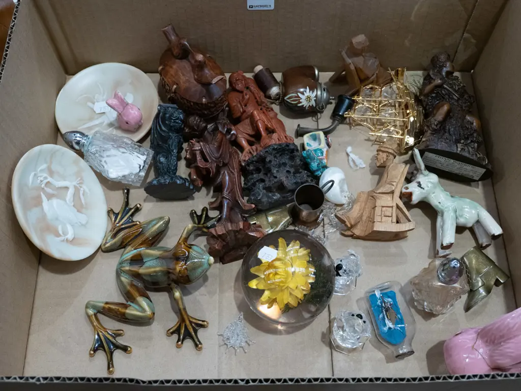 box; various figurines, ceramic frog, souvenir ware etc Image 1++