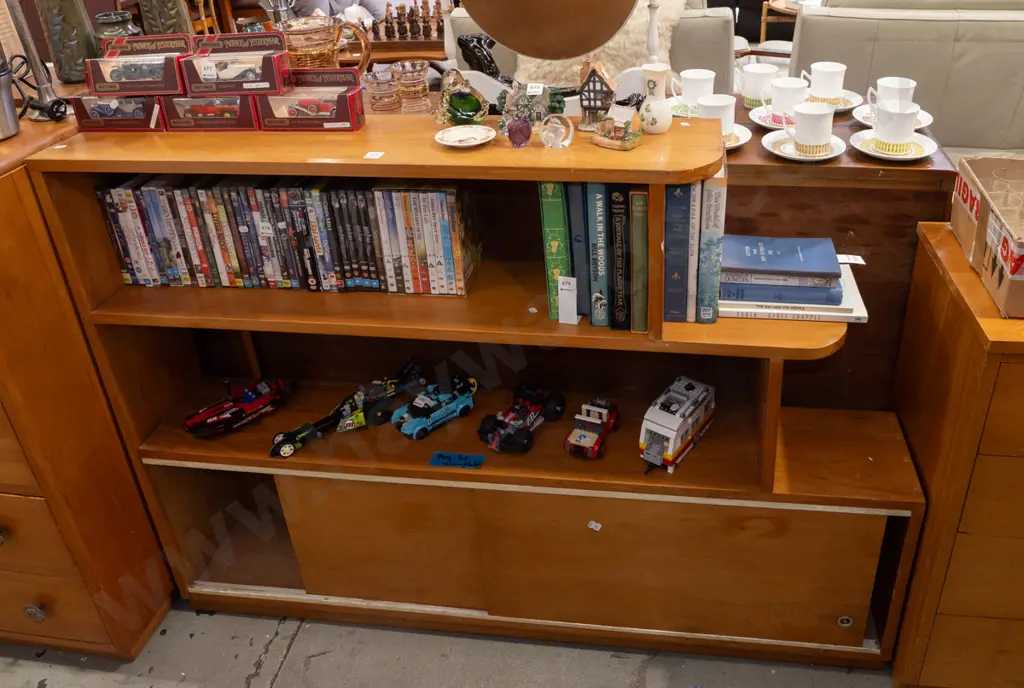 rimu shelves with 2   doors H1000 W1460 Image 1++