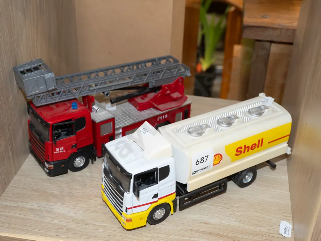 2x toy trucks Image 1++