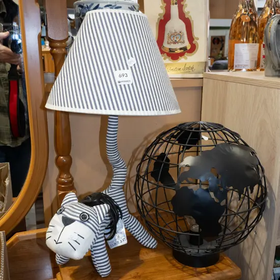 cat themed table lamp, battery powered globe light