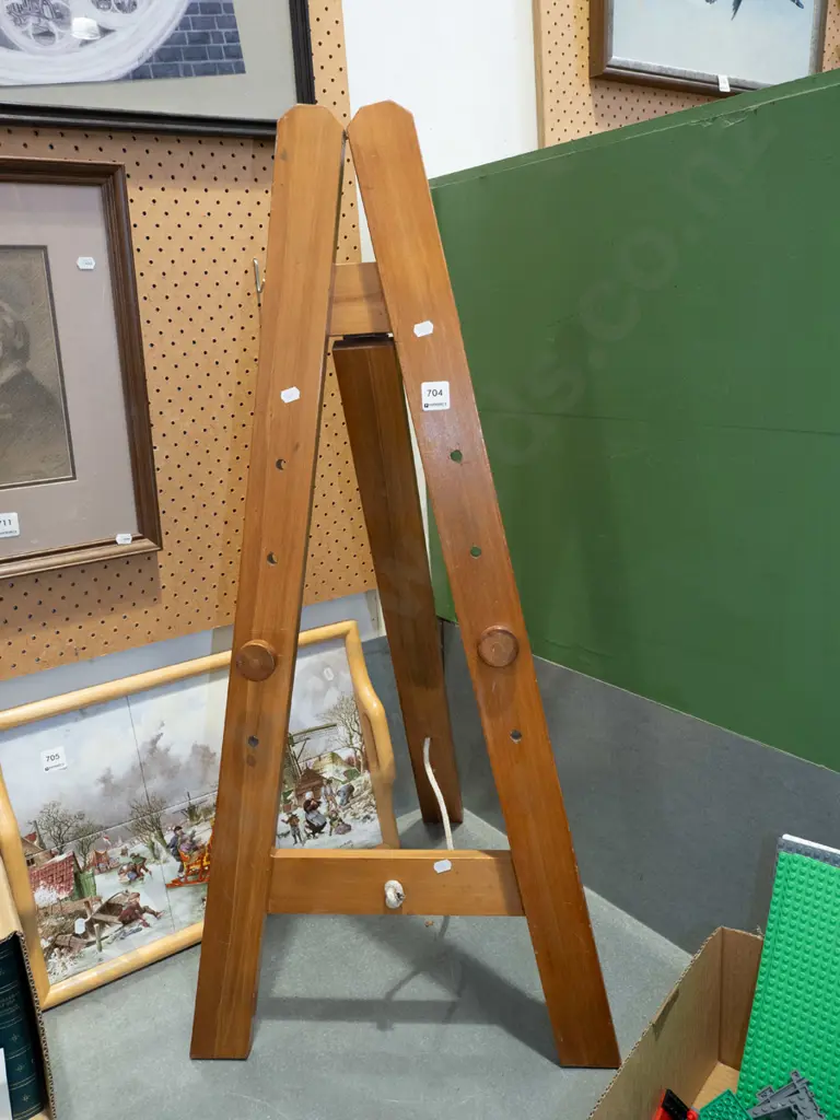 wooden easel H930 Image 1++
