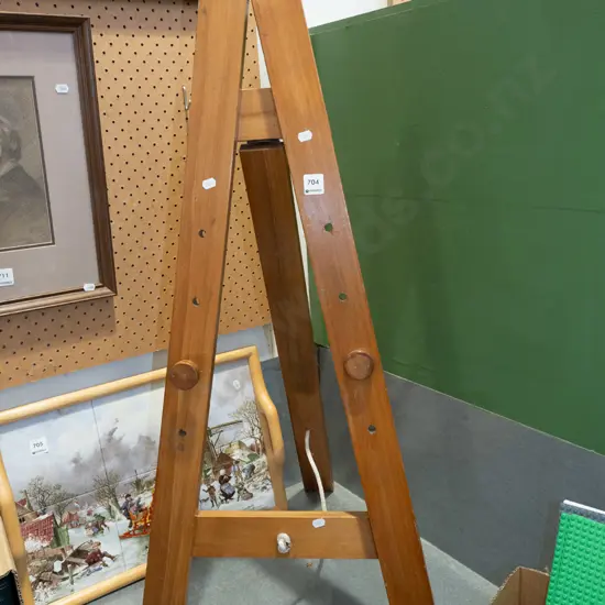 wooden easel H930