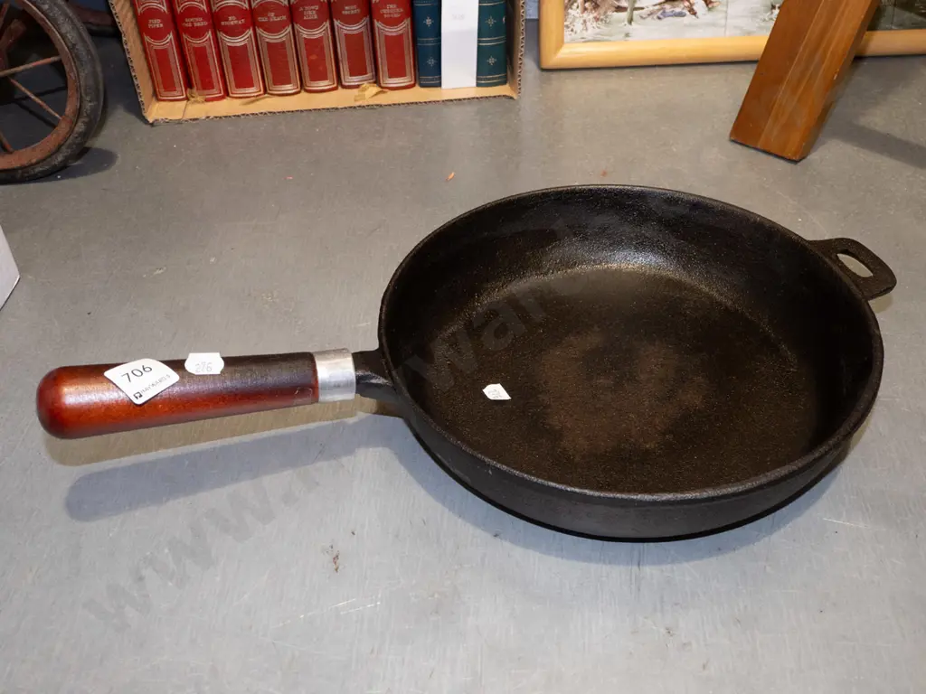 cast iron wooden handled frying pan Image 1++