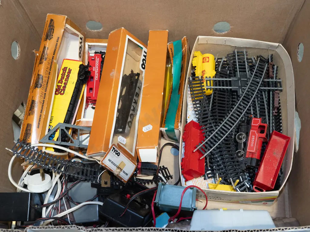 box; train tracks, controller, carriages etc Image 1++