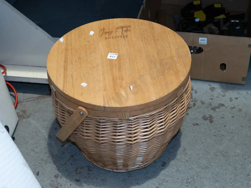 woven cane wood topped chilly bin Image 1++