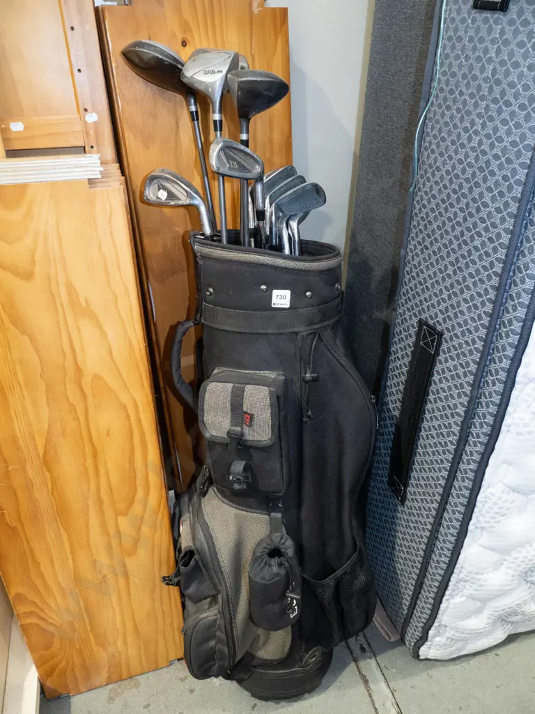 golf clubs and bag Image 1++