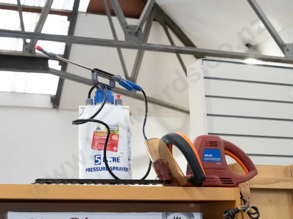 hedge trimmers, 5L garden sprayer Image 1++