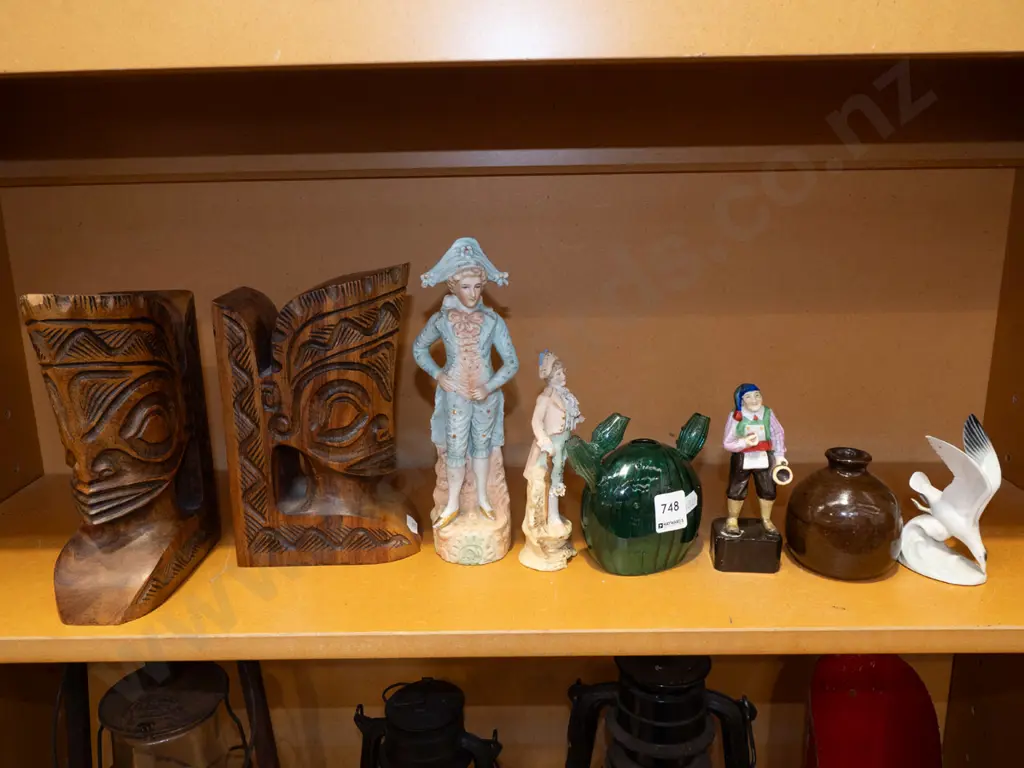 shelf; bookends, figurines, vases Image 1++