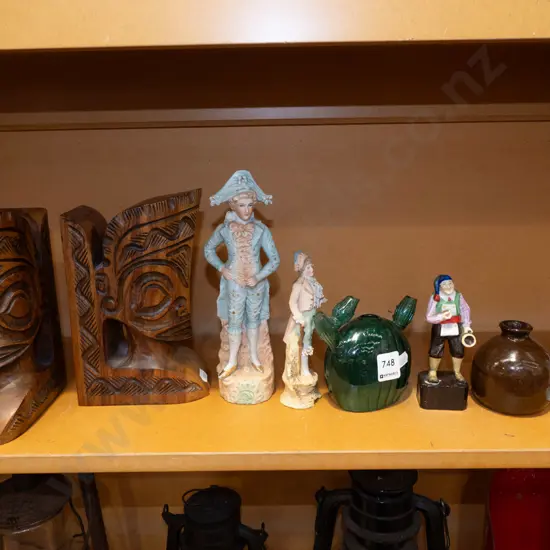 shelf; bookends, figurines, vases