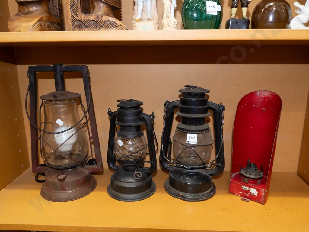 3x kerosene lanterns - 1x no chimeny, 1x converted to electric lamp Image 1++
