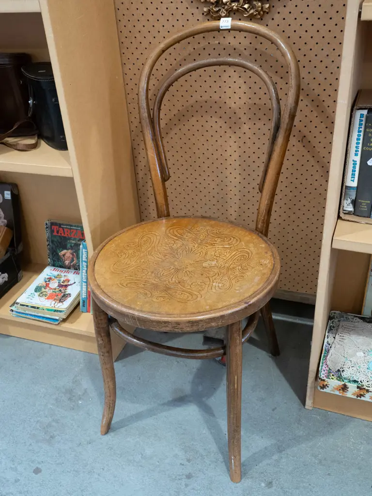 bent and pressed wood chair Image 1++